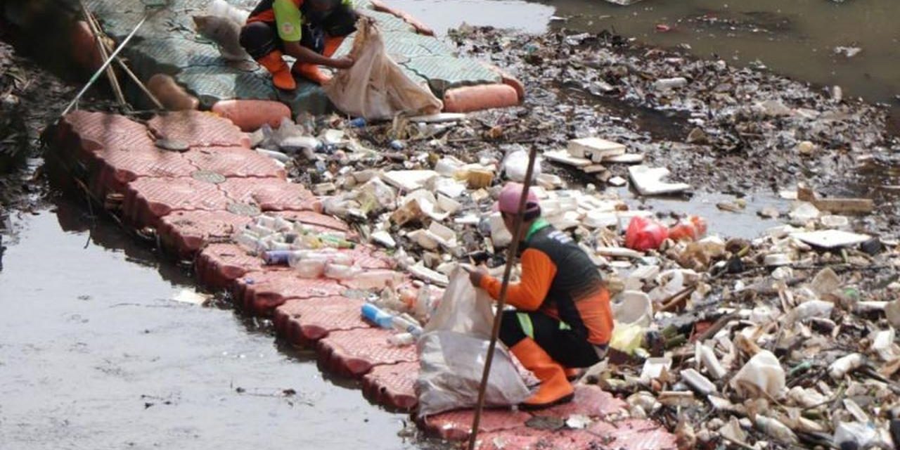 Pasukan Oranye Siaga Bersihkan Sampah di Kawasan Banjir