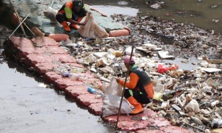 Pasukan Oranye Siaga Bersihkan Sampah di Kawasan Banjir