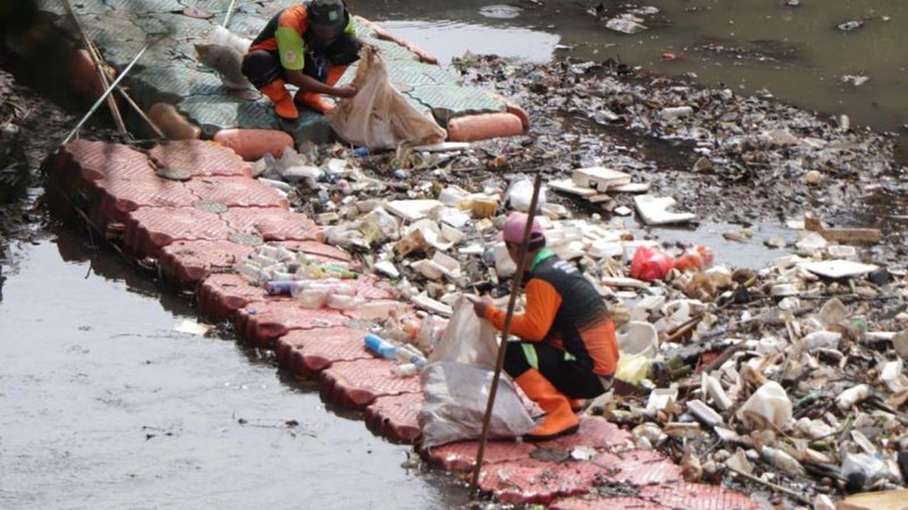 Pasukan Oranye menangani sampah di titik rawan banjir Jakarta