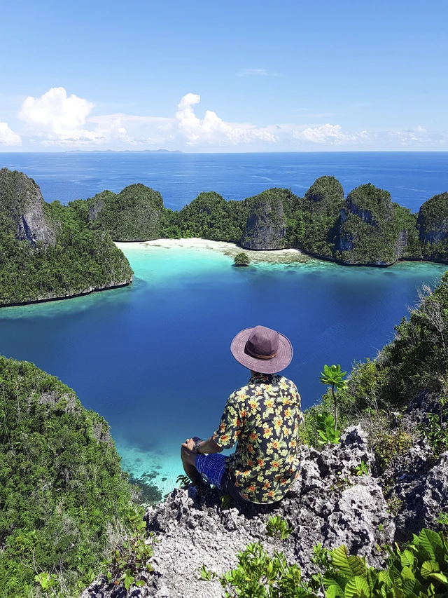 pemandangan pulau dan ekosistem laut Raja Ampat destinasi wisata kelas dunia