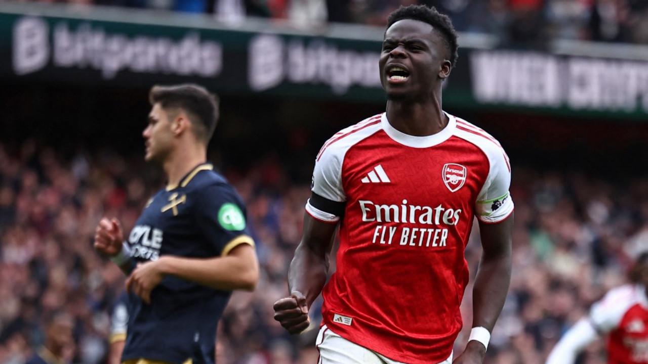 Bukayo Saka merayakan gol bersama Arsenal di Emirates Stadium