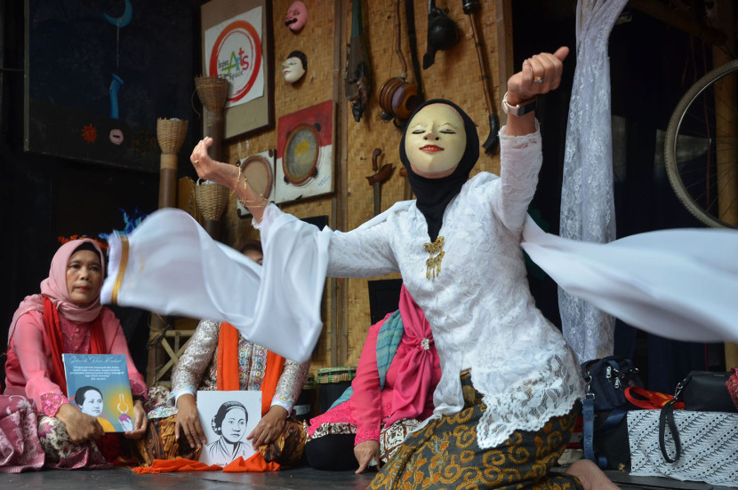 Penari Tari Topeng Bunguran menampilkan gerakan tradisional khas Natuna