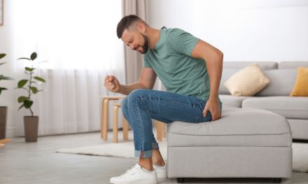 Main Ponsel Saat BAB Tingkatkan Risiko Wasir