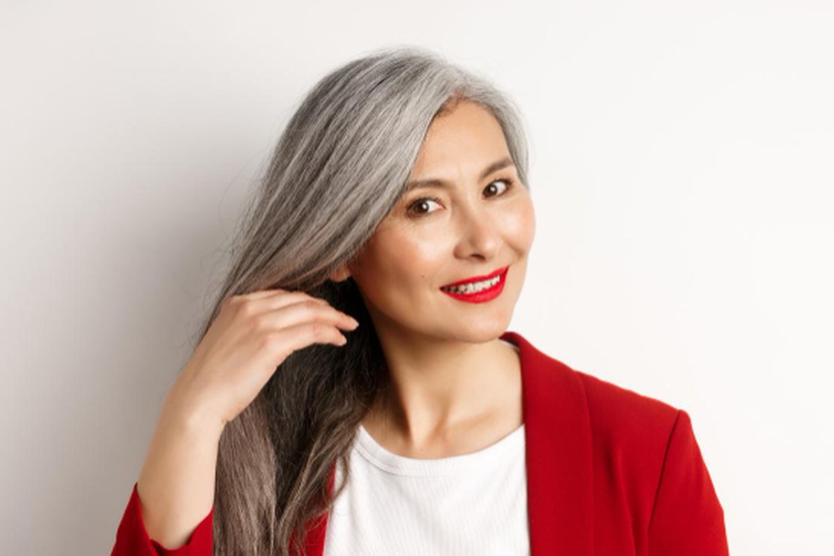 Ilustrasi pemilihan warna alis yang tepat untuk rambut beruban agar wajah terlihat seimbang