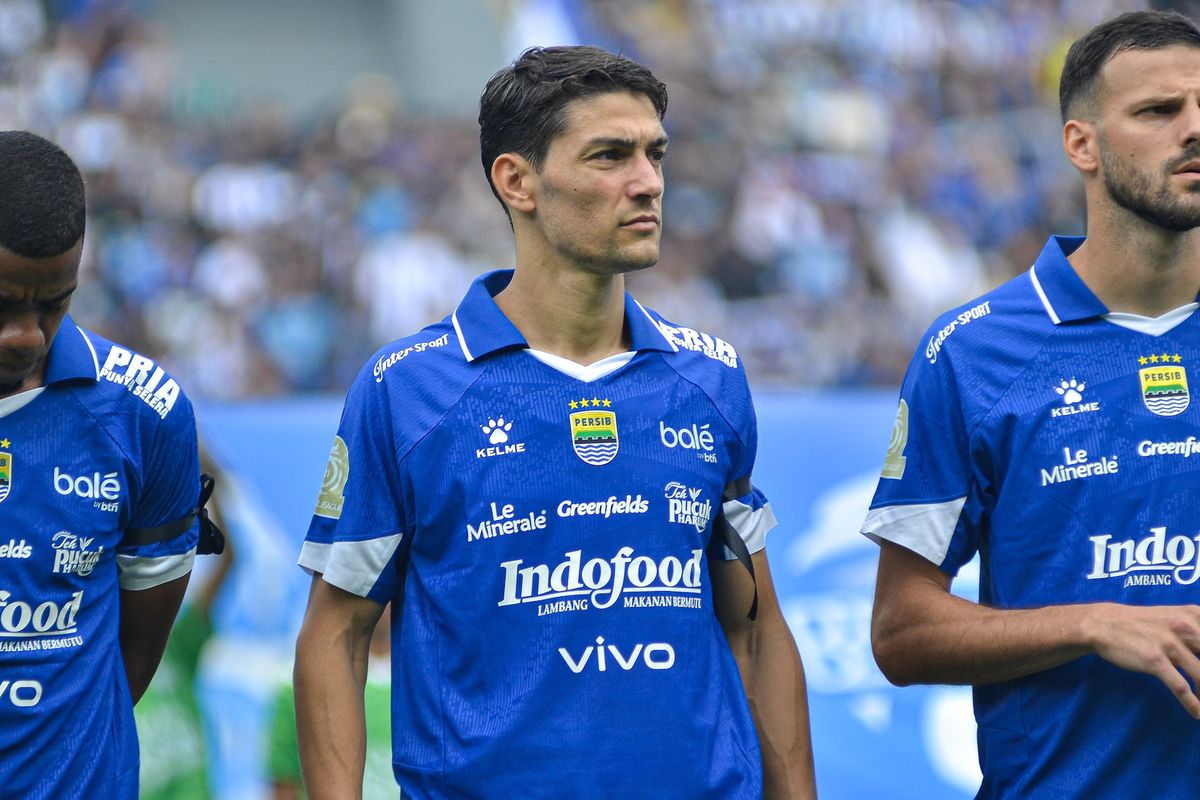 pelatih Persib Bojan Hodak menanggapi isu transfer pemain