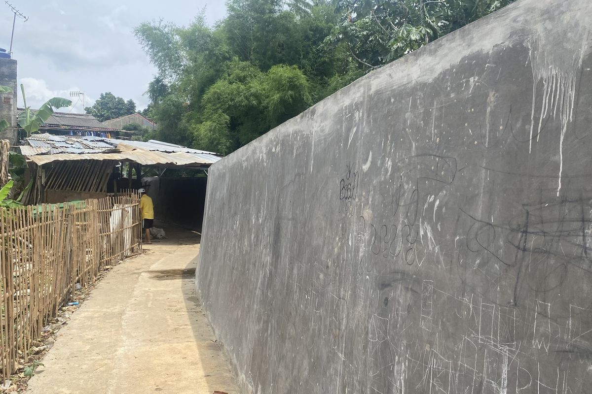 Luapan air Kali Pulo di Jati Padang akibat penyempitan aliran sungai