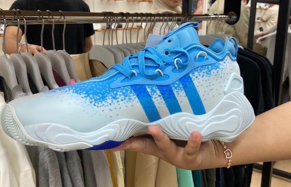 Inspirasi OOTD Kantor Athleisure, Solusi Tampil Rapi di Musim Hujan