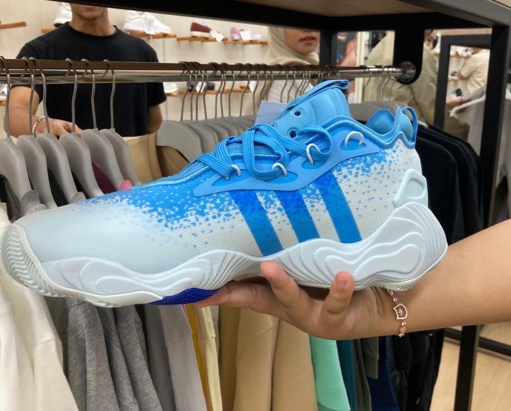 OOTD kantor bergaya athleisure yang tetap rapi dan nyaman di musim hujan