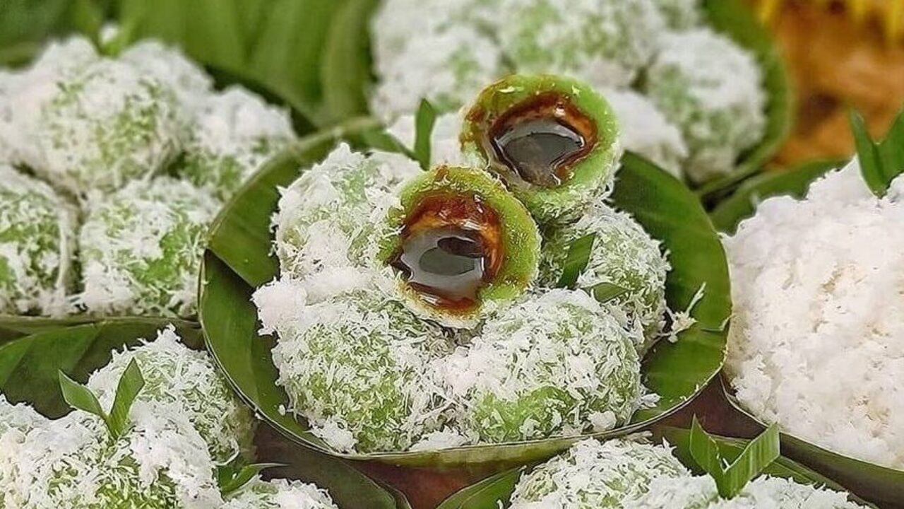 Klepon jajanan tradisional Indonesia dengan isian gula merah cair