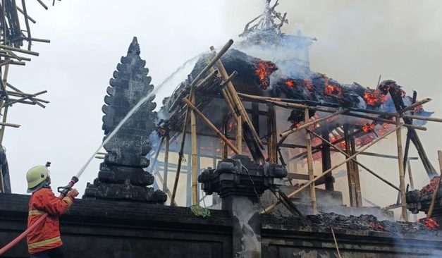 Dua Pura di Karangasem Terbakar Akibat Sambaran Petir