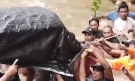 Warga Halmahera Utara Gotong Jenazah Seberangi Sungai Deras