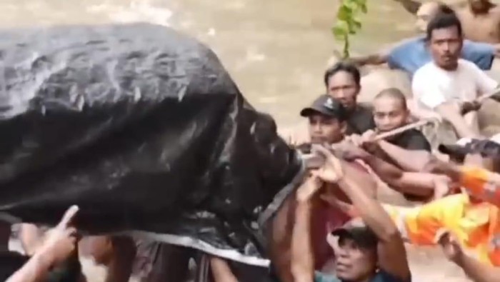 kondisi sungai deras di Halmahera Utara setelah jembatan menuju pemakaman ambruk