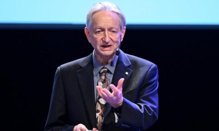 Geoffrey Hinton Peringatkan Dampak AI: Risiko PHK Massal