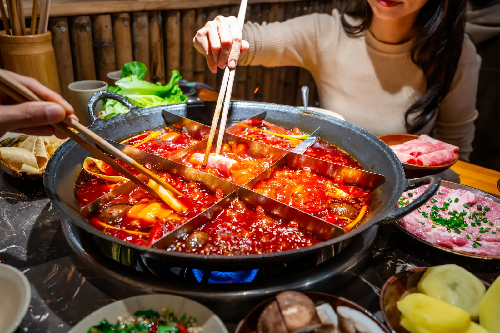 Hidangan hot pot dengan kuah kaya rasa di restoran Jakarta