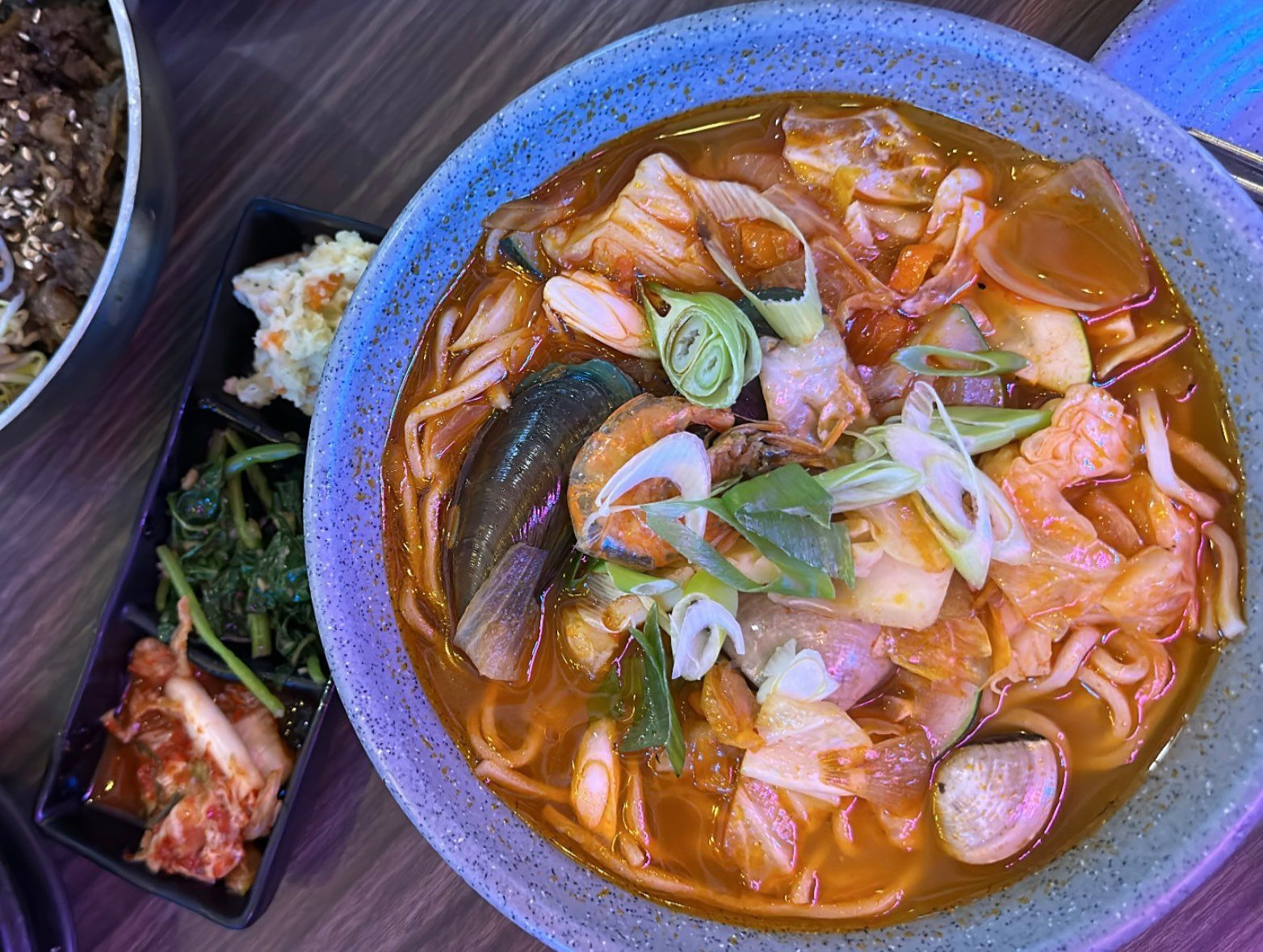 jjampong sup mi pedas Korea dengan kuah merah dan seafood segar