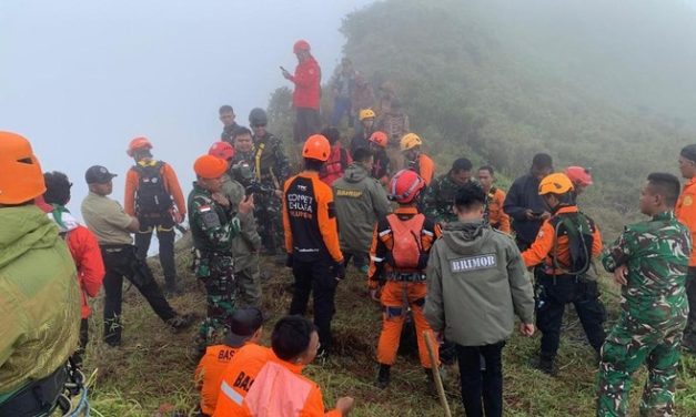 Basarnas Lanjutkan Evakuasi ATR 42-500 via Udara dan Darat