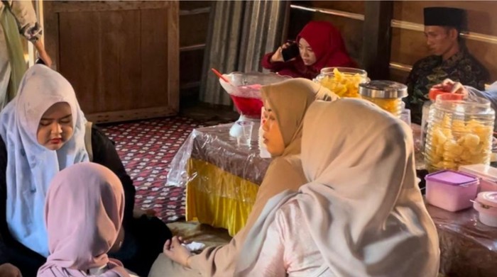 Pengantin mengikuti tradisi Pantauan Bunting Suku Besemah di Kabupaten Lahat