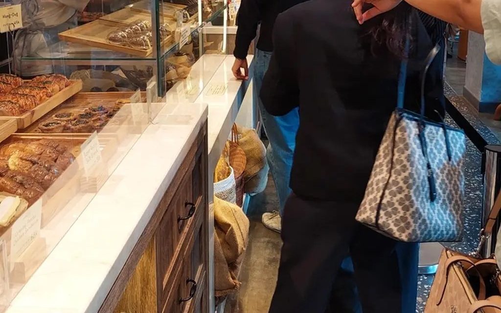 Mongsim dan Wangi Roti yang Bikin Duduk Lama