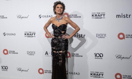 Gaun Lisa Rinna dari Rambut Asli di Oscar 2026 Jadi Sorotan