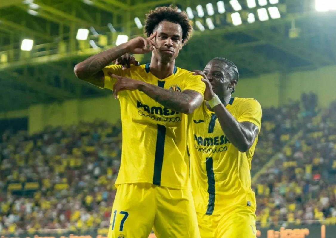 Gelandang Villarreal Tajon Buchanan (kiri) merayakan gol yang dicetaknya ke gawang Girona pada laga pekan kedua Liga Spanyol 2025/2026 di Stadion De La Ceramica, Villarreal, Minggu (24/8/2025) malam waktu setempat. Buchanan melesakkan tiga gol pada pertandingan tersebut dan membawa timnya menang 5-0. (Villareal).