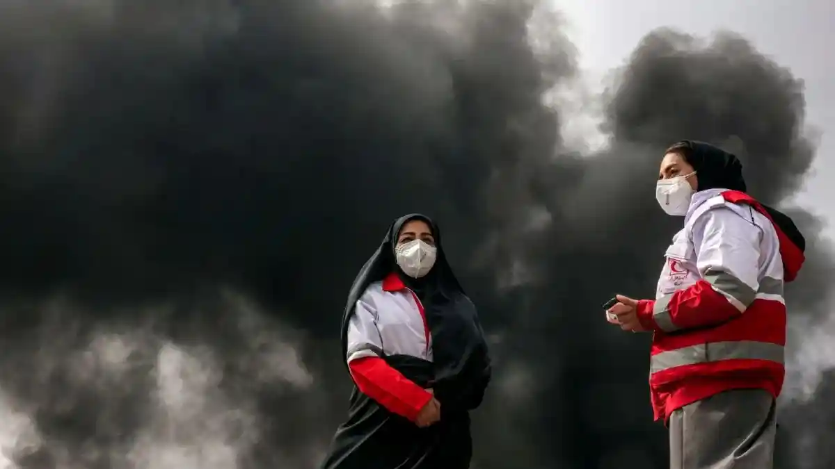 Asap tebal dari lokasi kilang gas Iran yang diserang