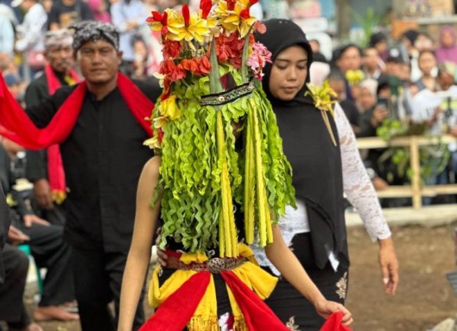 Penari Seblang Olehsari tampil dalam ritual sakral tolak bala di Banyuwangi pada bulan Syawal.