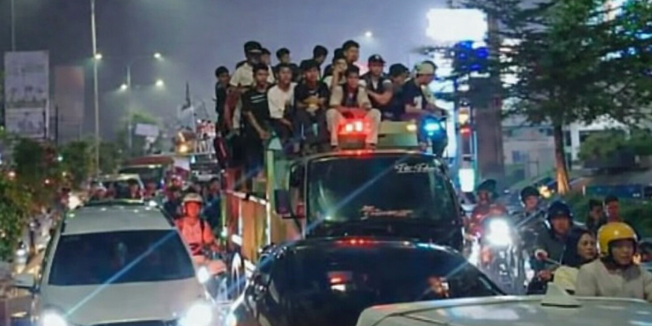 Malam Takbiran di Karawang Meriah, Ribuan Warga Turun ke Jalan