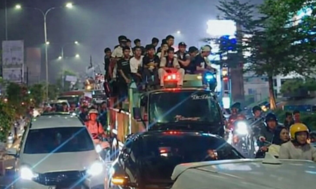 Malam Takbiran di Karawang Meriah, Ribuan Warga Turun ke Jalan