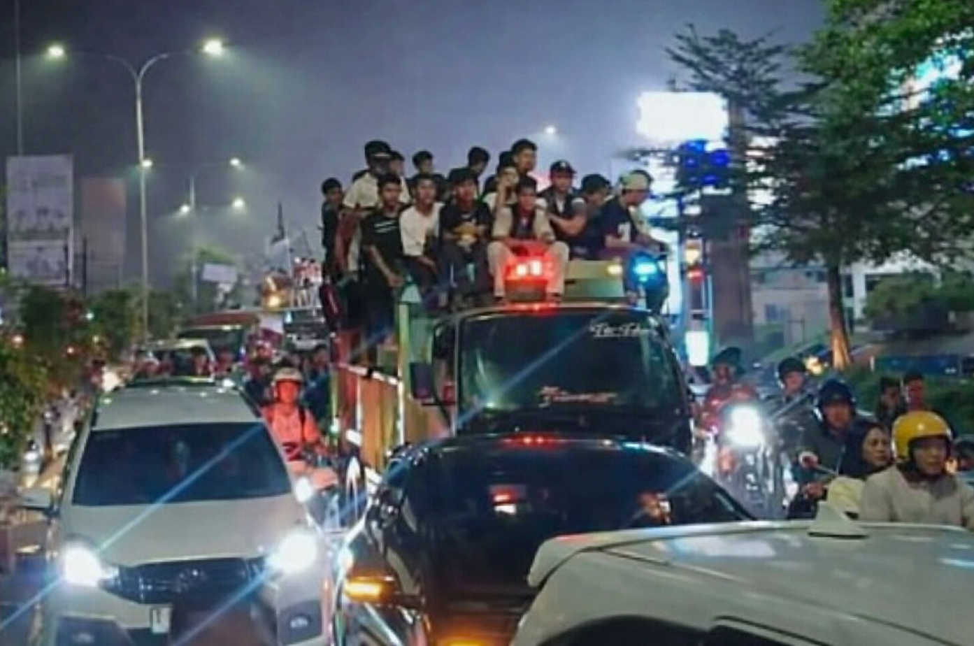 Warga Karawang tumpah ke jalan rayakan malam takbiran keliling.