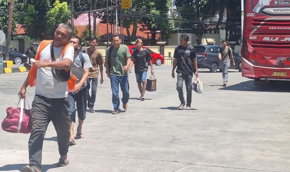 penumpang bus memulai mudik Lebaran dari Terminal Lebak Bulus