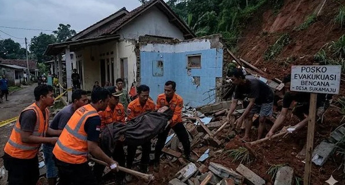 Kisah Petugas Evakuasi Longsor Sukalarang yang Terluka