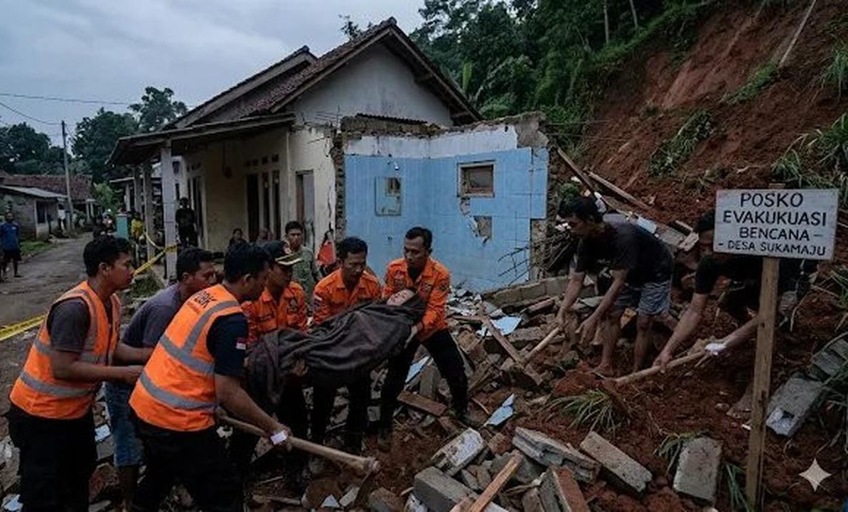 Petugas menggali longsor Sukalarang dengan tangan kosong