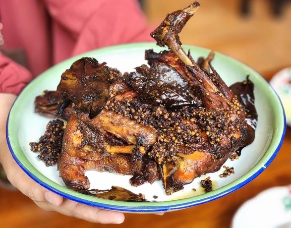 Ayam Goreng Pak Pri Viral, Gurih Legit dengan Kremesan Renyah