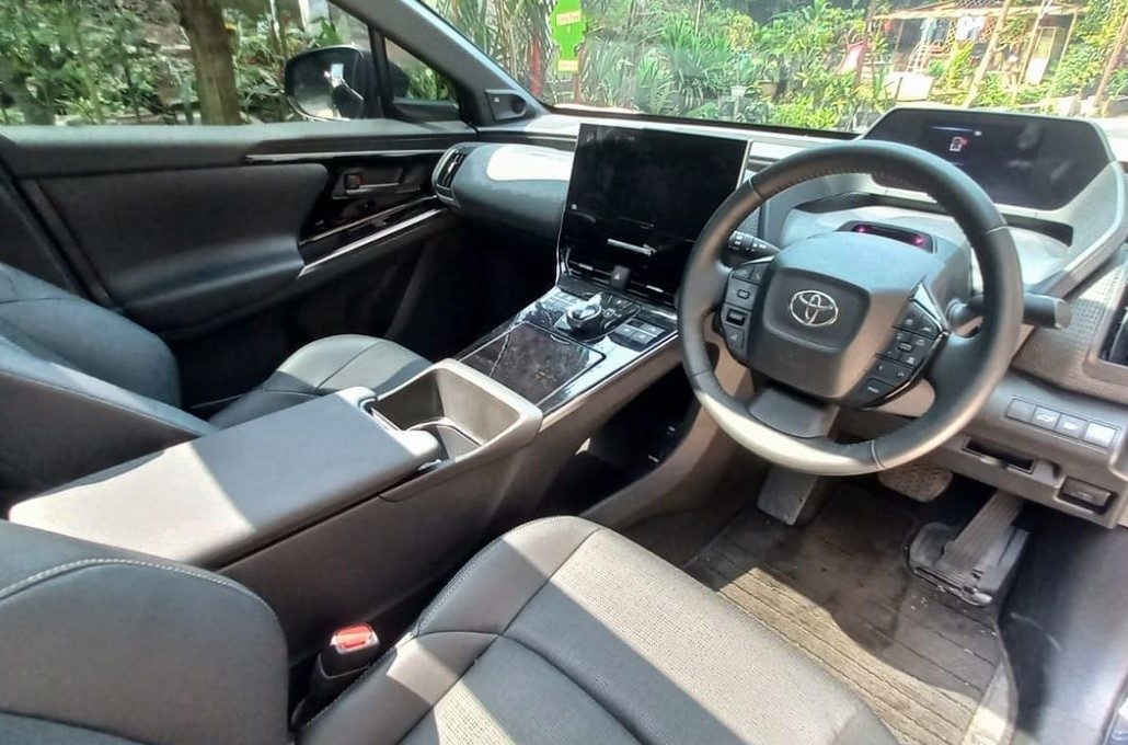 Membersihkan interior mobil agar higienis