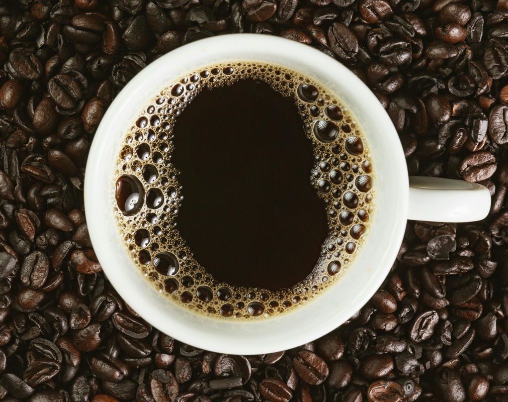 Ilustrasi kopi yang berkaitan dengan penelitian tentang kafein, lemak tubuh, dan risiko diabetes tipe 2