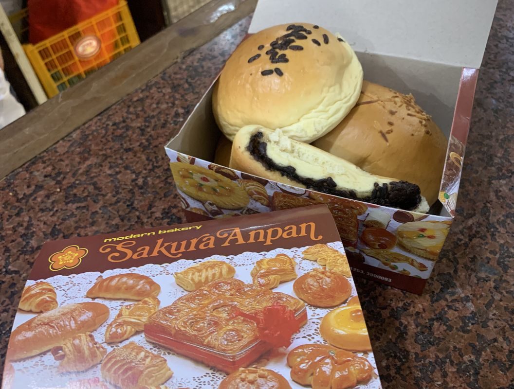 Tampilan depan Sakura Anpan Cake Shop yang legendaris