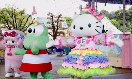 Ribuan Penggemar Rayakan Hello Kitty 35 Tahun Meski Hujan