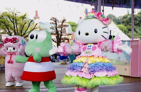 Ribuan Penggemar Rayakan Hello Kitty 35 Tahun Meski Hujan