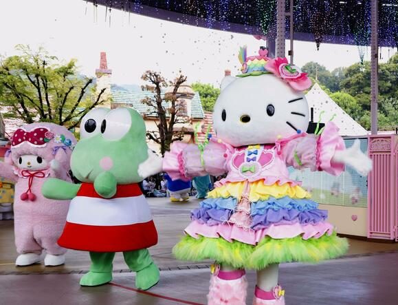 Ribuan Penggemar Rayakan Hello Kitty 35 Tahun Meski Hujan