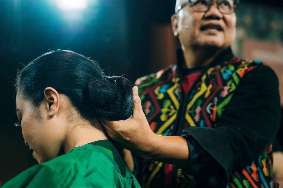 Wanita mengenakan gelung Nusantara tradisional