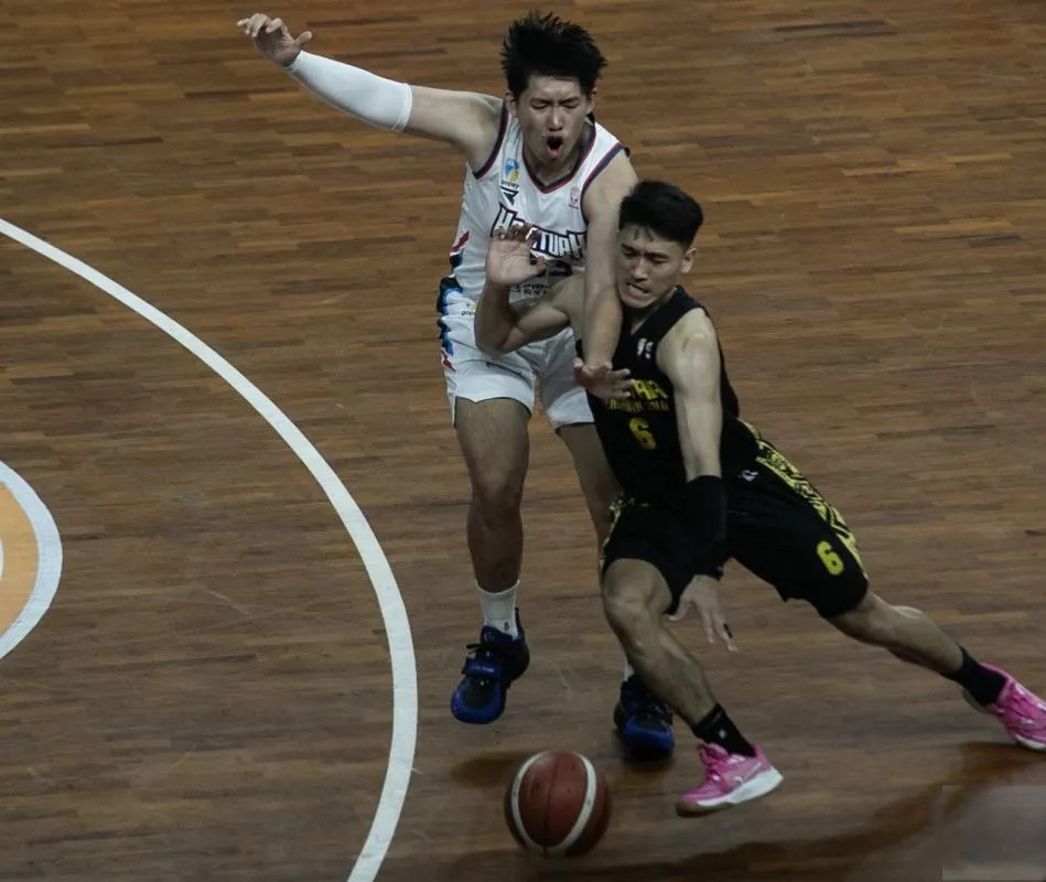 Duel pemain dalam laga Indonesian Basketball League