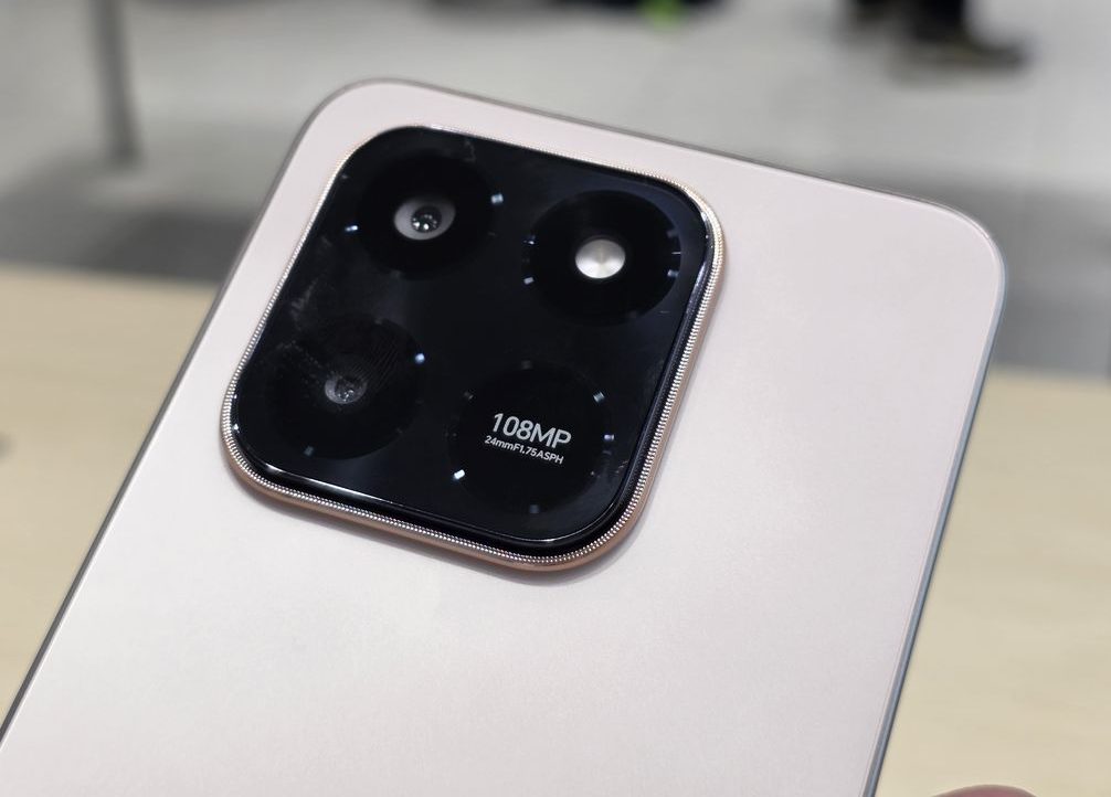 Honor X7d warna Desert Gold saat proses unboxing