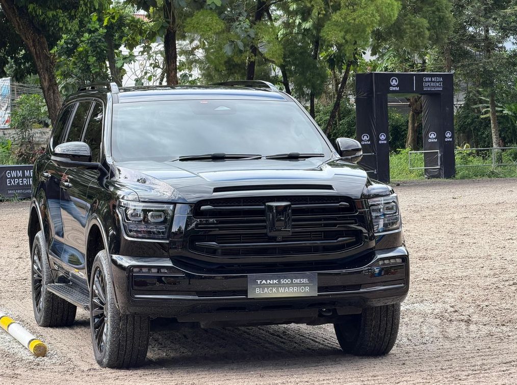 GWM Tank 500 Black Warrior varian 4x4 dengan desain SUV premium serba hitam