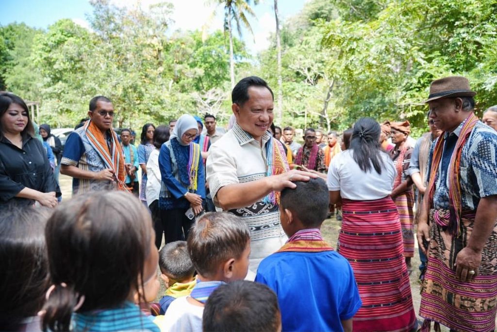 Mendagri Tito Karnavian mengunjungi Desa Adat Matabesi di Kabupaten Belu, Nusa Tenggara Timur,