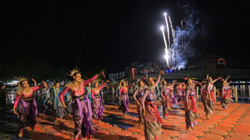 pengunjung menikmati pertunjukan budaya dalam Festival Cisadane 2026 di bantaran Sungai Cisadane, Kota Tangerang, yang menampilkan seni tradisional dan mendukung pelestarian budaya lokal.