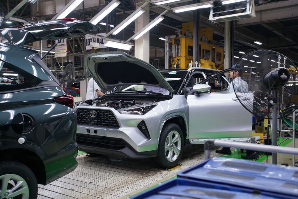 Presiden Direktur TMMIN memberikan kuliah umum tentang Toyota Production System kepada mahasiswa Universitas Udayana di Bali.