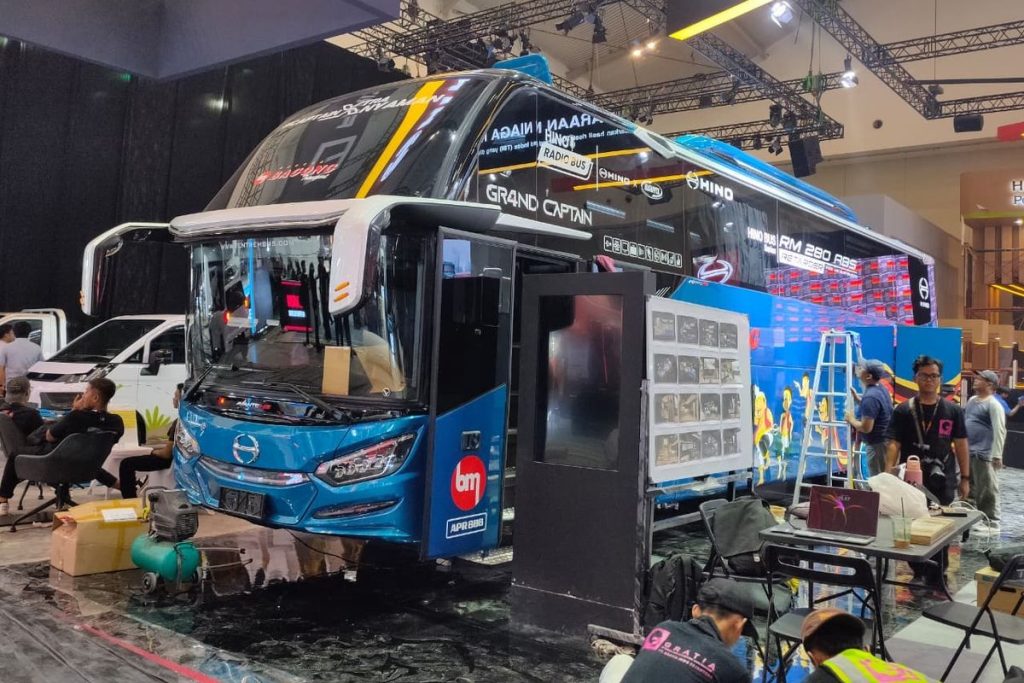 Bus baru Hino GIIAS 2026 dengan bodi Avante Grand Captain berwarna biru dan sasis mesin belakang.