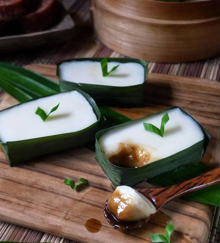 Kue Tetu khas Sulawesi Barat dengan wadah daun pandan berbentuk perahu dan isian gula merah yang lembut serta legit.