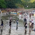 Pantai Trenggalek Dipadati Wisatawan, Libur Sekolah Makin Seru