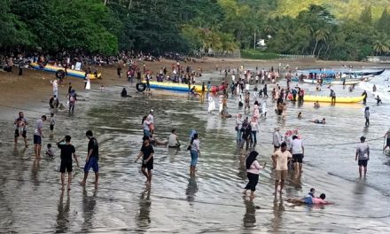 Pantai Trenggalek Dipadati Wisatawan, Libur Sekolah Makin Seru